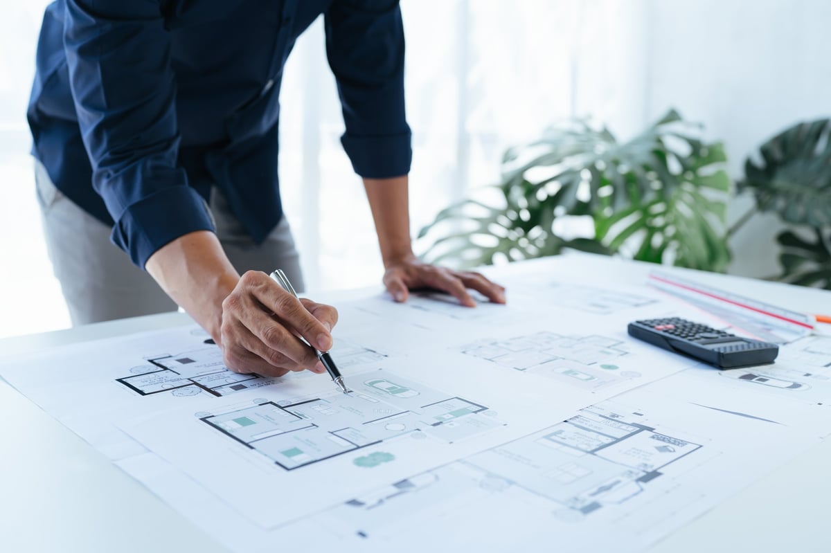 Equipo de arquitectos dibujando los esquemas de un edificio