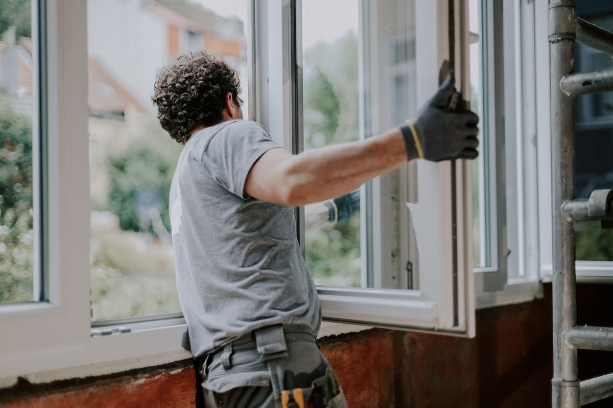 Instalación y ajuste de ventanas de PVC en una vivienda