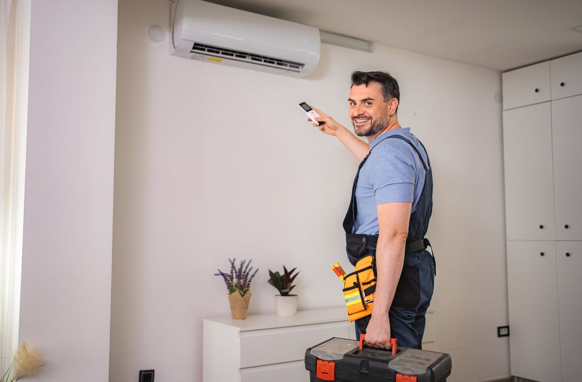 Instalación de un equipo de aire acondicionado en la pared