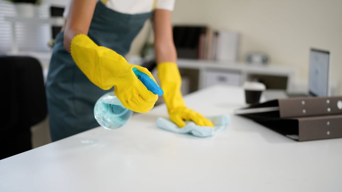 Limpieza y desinfección con spray de una superficie