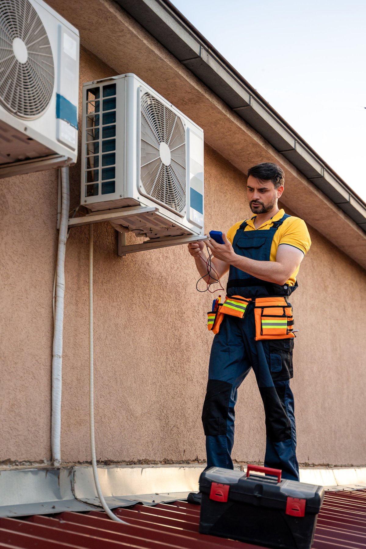 Técnico revisando una bomba de calor exterior en una vivienda
