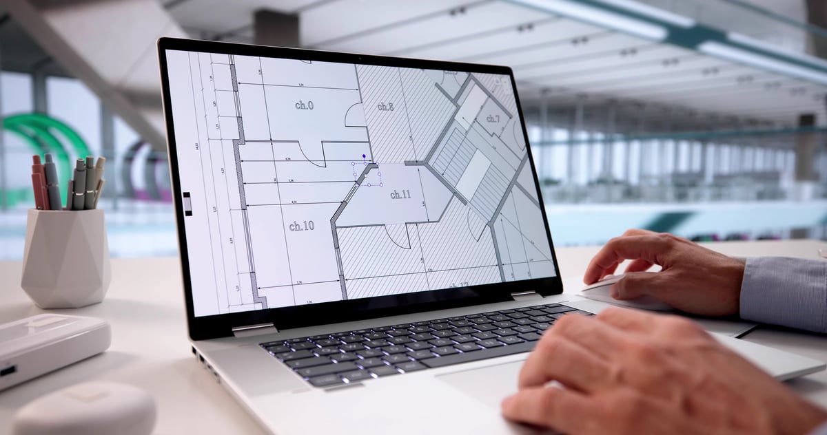 Técnica revisando el cuadro eléctrico de una instalación