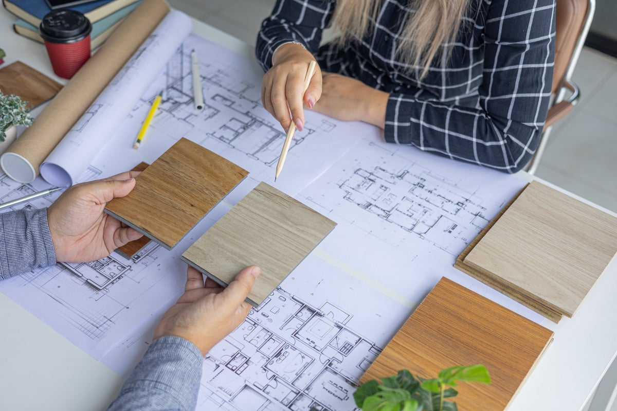 Equipo revisando planos y materiales de una reforma